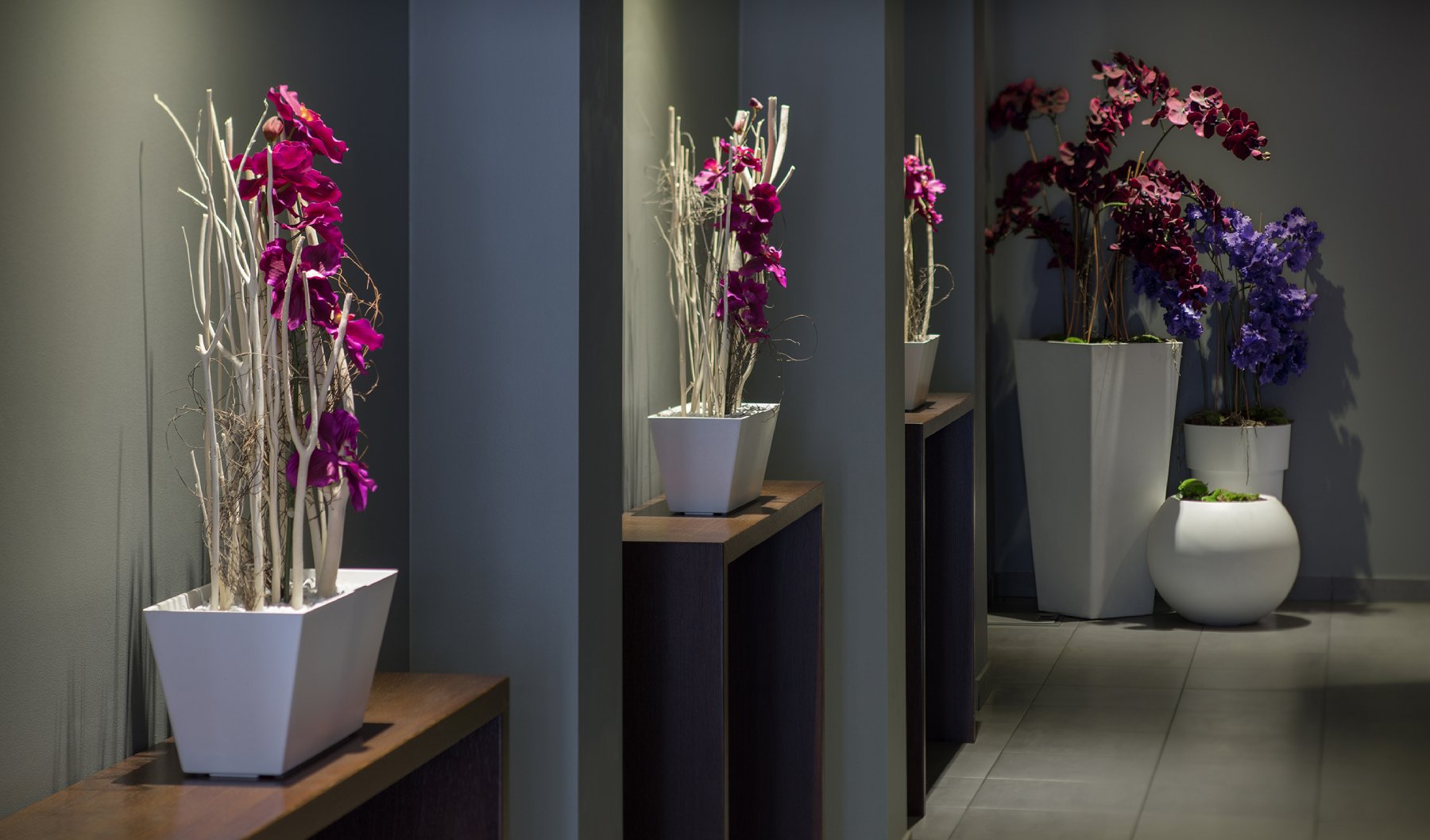 Floral arrangement in the corridor